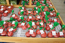 売り場に並んだトマトの写真