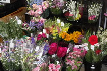 売り場に並んだ花束の写真