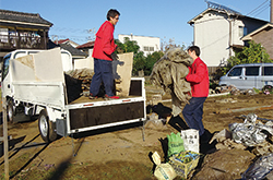 台風24号の被害によるビニールハウスの廃棄資材回収