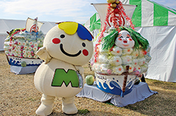 第25回武蔵村山市農業まつりで展示された野菜の宝船とJA東京みどりキャラクターのみーどりんの写真