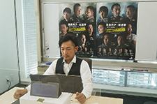 ノートパソコンを使って仕事をしている金子さんの写真