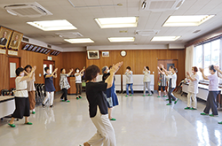 納涼踊りの練習を行う東大和地区女性部員