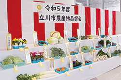 品評会に出品された野菜や果物の写真