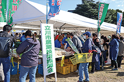 賑わう立川市農業技術振興会のテントの写真