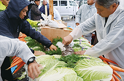 管内で採れた地場産農産物を使用して野菜宝船を制作