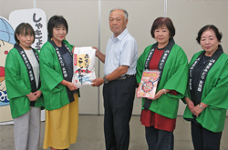 女性部が子ども食堂等に教育誌と米を寄付