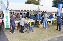 賑わう立川市農業技術振興会のテントの写真